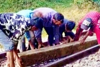 রেললাইনের-ওপর-স্লিপার-ফেলে-ট্রেন-দুর্ঘটনার-চেষ্টা