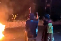 টায়ার-জ্বালিয়ে-সড়ক-অবরোধের-চেষ্টা-নিষিদ্ধ-ছাত্রলীগের-নেতা-কর্মীদের-কয়েকটি-বিস্ফোরণ