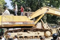 বঙ্গবন্ধু-শেখ-মুজিবুর-রহমানের-বাড়ি-ভাঙতে-এক্সকাভেটর-নিয়ে-হাজির-বিক্ষুব্ধ-ছাত্রজনতা