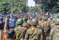 দুটি-বুলডোজার-ধানমণ্ডি-৩২-এ-প্রবেশের-চেষ্টা-করলে-রুখে-দিয়েছে-সেনাবাহিনী