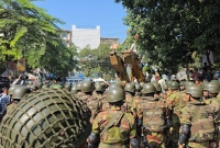 এক্সকাভেটর-নিয়ে-ধানমন্ডি-৩২-র-দিকে-এগোতে-চাইলে-সেনাবাহিনী-ও-পুলিশের-ধাওয়া