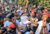 শেখ-হাসিনার-মৃত্যুদণ্ডের-রায়ে-খুশিতে-মিষ্টি-বিতরণ