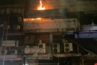 মধ্যরাতে-গুলিস্তানে-মার্কেটে-আগুন