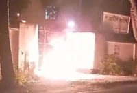 রাণীনগরে-গ্রামীণ-ব্যাংকের-সামনে-আগুন