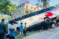 খাদে-গিয়ে-পড়ল-যাত্রীবাহী-বাস