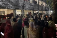 আতঙ্কে-হল-ছেড়ে-খোলা-আকাশের-নিচে-অবস্থান-ইডেন-শিক্ষার্থীদের