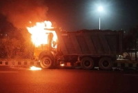 রাজধানীতে-মাটি-বোঝাই-ট্রাকে-আগুন