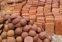 চিনি-রং-চুন-এবং-হাইড্রোজ-মিশিয়ে-তৈরি-করা-হচ্ছে-খেজুরের-গুড়