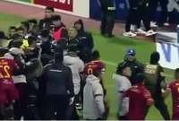 মারামারিতে-জড়িয়ে-পড়ল-উভয়-দলের-খেলোয়াড়রা-