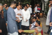 খালেদা-জিয়া’র-সুস্থতা-কামনায়-দোয়া-দুস্থদের-খাবার-বিতরণ-করলেন-তামিম