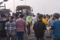 যাত্রীবাহী-বাস-ও-ট্রাকের-সংঘর্ষে-৩-জনের-মৃত্যু