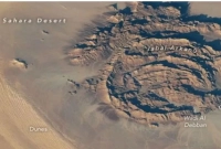 এবার-মহাকাশে-ধরা-পড়ল-মরুভূমির-পাহাড়ের-বিরল-ছবি-