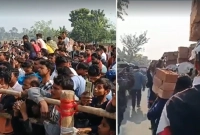 বাবরি-মসজিদ-নির্মাণে-মানুষের-ঢল-মাথায়-করে-আনছেন-ইট