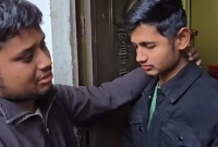 মাদ্রাসাছাত্রের-করুণ-অবস্থা-দেখে-কাঁদতে-কাঁদতে-জড়িয়ে-ধরেন-হাসনাত