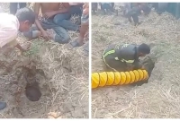 ৩৫-ফুট-গভীর-নলকূপের-পাইপে-আটকা-২-বছরের-শিশু-দেওয়া-হচ্ছে-অক্সিজেন