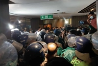 টানা-৬-ঘণ্টা-অবরুদ্ধ-অর্থ-উপদেষ্টা-এবার-কঠোর-অবস্থানে-যাচ্ছে-পুলিশ