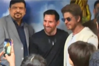 শাহরুখ-খানকে-দেখেই-হাসিমুখে-হাত-বাড়িয়ে-দিলেন-মেসি