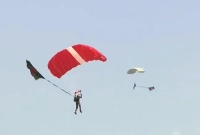 প্যারাস্যুটিং-করে-বাংলাদেশের-বিশ্ব-রেকর্ড