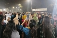 হাদির-মৃত্যুর-প্রতিবাদে-হল-থেকে-বেরিয়ে-ঢাবিতে-নারী-শিক্ষার্থীদের-বিক্ষোভ