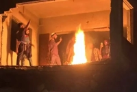 ধানমন্ডি-৩২-নম্বরে-বিক্ষুব্ধ-জনতার-আগুন-ভাঙচুর