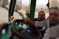 এক-চাঁদাবাজকে-৫-কিলোমিটার-ঝুলন্ত-অবস্থা-টেনে-নিয়ে-গেল-ট্রাকচালক-