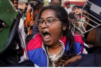 ব্যাপক-লাঠিচার্জ-কলকাতায়-বাংলাদেশ-উপ-হাইকমিশনের-দিকে-আসা-বিক্ষোভকারীদের