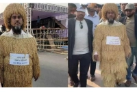 ভাইরাল-সারা-শরীরে-ধানের-শীষ-দিয়ে-তৈরি-পোশাক-পরা-ব্যক্তি