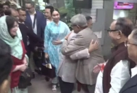 দেশে-ফিরে-প্রথমেই-যাকে-জড়িয়ে-ধরলেন-তারেক-রহমান