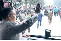 তারেক-রহমান-জুতা-খুলে-মাটিতে-পা-রাখেন-এবং-হাতে-এক-মুঠো-মাটি-নেন