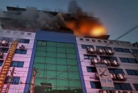 রাজধানীতে-শপিং-কমপ্লেক্সে-ভয়াবহ-আগুন-কালো-ধোঁয়ায়-ছেয়ে-গেছে-পুরো-এলাকা