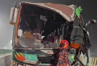 যাত্রীবাহী-বাস-ট্রাকের-সংঘর্ষ-আহত-১০