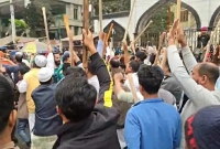 কারওয়ান-বাজারে-লাঠিসোঁটা-নিয়ে-রাস্তায়-ব্যবসায়ীরা