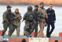 পা-খুঁড়িয়ে-চলা-মাদুরোকে-টেনেহিঁচড়ে-নামানো-হলো-হেলিকপ্টার-থেকে