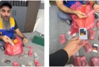 অর্ডার-করার-১৬-বছর-পরে-ফোন-হাতে-পেলেন-ক্রেতা--কেন-এতো-দেরি-হলো-জানেন-