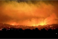 পুড়ে-ধ্বংস-হয়ে-যাচ্ছে-ঘরবাড়ি-ও-বিস্তীর্ণ-বনাঞ্চল-