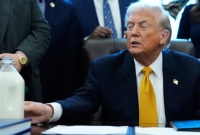 ট্রাম্পের-সামনে-৫-৬-দিনের-পুরোনো-দুধের-বোতল-রাখার-কারণ-জানা-গেল