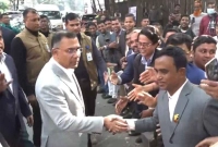 রাস্তায়-দাঁড়িয়ে-শিক্ষকদের-কথা-শুনলেন-তারেক-রহমান