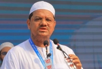 বেপর্দা-নারীদের-পাশে-বসিয়ে-সেলফি-তোলেন-জামায়াতের-আমির-চরমোনাই-পীর