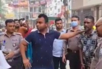 এবার-চাঁদাবাজকে-ধরে-নিয়ে-এলাকায়-মাইকিং-করল-পুলিশ