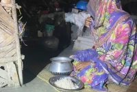 শুধু-পানি-খেয়ে-আবার-কখনো-পঁচা-ভাত-খেয়েই-সেহরি-ও-ইফতার-অসহায়-আয়েশার