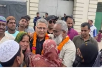 জেলগেটে-আ-লীগ-নেতাকে-ফুলের-মালা-দিয়ে-বরণ-করলেন-বিএনপির-এমপি