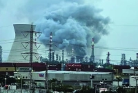 ইসরায়েলের-তেল-শোধনাগারে-ক্ষেপণাস্ত্র-হামলা-চালাল-ইরান-জ্বলছে-আগুন