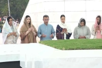 মা-বাবার-কবর-জিয়ারত-করলেন-প্রধানমন্ত্রী