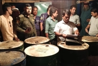 গুদাম-থেকে-অবৈধভাবে-মজুত-করা-৮০০-লিটার-পেট্রোল-জব্দ