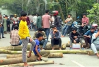 জ্বালানি-তেল-না-পেয়ে-সড়ক-অবরোধ