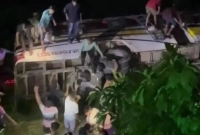 খাদে-গিয়ে-পড়ল-যাত্রীবাহী-বাস