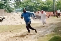 কাজের-মান-নিয়ে-প্রশ্ন-তোলায়-বাঁশ-নিয়ে-প্রকৌশলীকে-তাড়া-করলেন-ঠিকাদার