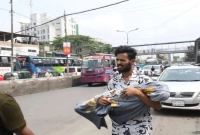 হামে-মারা-যাওয়া-শিশুর-নিথর-দেহ-নিয়ে-হাঁটছেন-যুবক-হৃদয়বিদারক-দৃশ্য