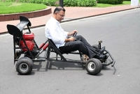 প্রধানমন্ত্রী-নিজে-চালালেন-কলেজছাত্রের-বানানো-এই-কার