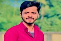 মোবাইলে-ব্যস্ত-কিশোরকে-সাপের-কামড়-অতঃপর